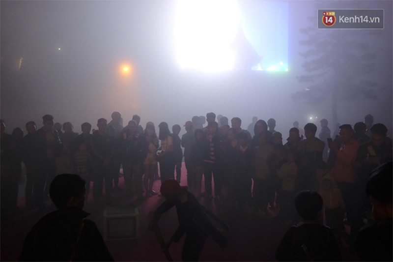 Chùm ảnh: Du khách thích thú tận hưởng khí lạnh ở thị trấn Sapa mờ sương vào dịp lễ 30/4